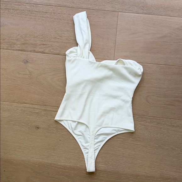 Lovers + Friends Elegant White Top - Picture 4 of 4